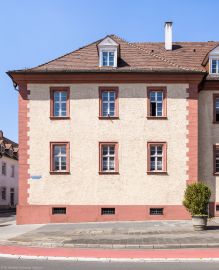 Schloss Bruchsal - Landhospital / Seminarbau - Südlicher Eckrisalit des Mitteltrakts - Von Außen - Von Osten - Blick auf den südlichen Teil der Ostfassade an der Schönbornstraße, links die Wilderichstraße (aufgenommen im April 2022, am frühen Nachmittag) Schloss Bruchsal - Landhospital / Seminarbau - Südlicher Eckrisalit des Mitteltrakts - Von Außen - Von Osten - Blick auf den südlichen Teil der Ostfassade an der Schönbornstraße, links die Wilderichstraße (aufgenommen im April 2022, am frühen Nachmittag)