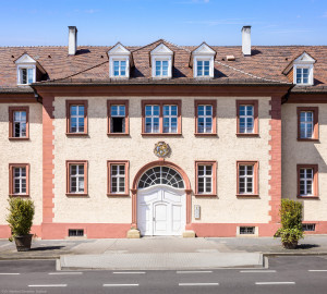 Schloss Bruchsal - Landhospital / Seminarbau - Mittelrisalit des Mitteltrakts - Von Außen - Von Osten - Blick auf den Mittelrisalit, den Durchgang nach Westen sowie auf das Landeswappen des Fürstbistums Speyer zur Regierungszeit des Fürstbischofs Kardinal Damian Hugo Philipp von Schönborn-Buchheim (aufgenommen im April 2022, am frühen Nachmittag) Schloss Bruchsal - Landhospital / Seminarbau - Mittelrisalit des Mitteltrakts - Von Außen - Von Osten - Blick auf den Mittelrisalit, den Durchgang nach Westen sowie auf das Landeswappen des Fürstbistums Speyer zur Regierungszeit des Fürstbischofs Kardinal Damian Hugo Philipp von Schönborn-Buchheim (aufgenommen im April 2022, am frühen Nachmittag)