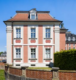 Schloss Bruchsal - Forstamt - Von Süden - Blick auf die Südfassade des Forstamts, links im Hintergrund das Hofkontrollamt, rechts im Hintergrund der Kanzleibau (aufgenommen im April 2022, am frühen Nachmittag) Schloss Bruchsal - Forstamt - Von Süden - Blick auf die Südfassade des Forstamts, links im Hintergrund das Hofkontrollamt, rechts im Hintergrund der Kanzleibau (aufgenommen im April 2022, am frühen Nachmittag)