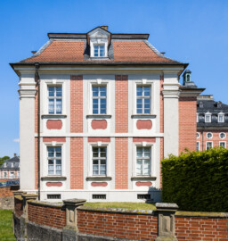 Schloss Bruchsal - Forstamt - Von Süden - Blick auf die Südfassade des Forstamts, links im Hintergrund das Hofkontrollamt, rechts im Hintergrund der Kanzleibau (aufgenommen im April 2022, am frühen Nachmittag) Schloss Bruchsal - Forstamt - Von Süden - Blick auf die Südfassade des Forstamts, links im Hintergrund das Hofkontrollamt, rechts im Hintergrund der Kanzleibau (aufgenommen im April 2022, am frühen Nachmittag)