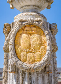 Schloss Bruchsal - Kanzleibau / Amalienbrunnen - Von Osten - Blick vom Eingang zum Kanzleibau auf das östliche Medaillon mit einem Art Familienwappen von Amalie von Hessen-Darmstadt und der Inschrift "Bruchsal 1806-1832" (oben links: Badisches Wappen, oben rechts: Hessisches Wappen; unten im Halbkreis: Wappen der „angeheirateten“ Herrscherhäuser ihrer Töchter; Brunnen entworfen von Fritz Hirsch, aufgestellt 1912; Medaillon entworfen von Heinrich Ehehalt) (aufgenommen im April 2022, am frühen Nachmittag) Schloss Bruchsal - Kanzleibau / Amalienbrunnen - Von Osten - Blick vom Eingang zum Kanzleibau auf das östliche Medaillon mit einem Art Familienwappen von Amalie von Hessen-Darmstadt und der Inschrift "Bruchsal 1806-1832" (oben links: Badisches Wappen, oben rechts: Hessisches Wappen; unten im Halbkreis: Wappen der „angeheirateten“ Herrscherhäuser ihrer Töchter; Brunnen entworfen von Fritz Hirsch, aufgestellt 1912; Medaillon entworfen von Heinrich Ehehalt) (aufgenommen im April 2022, am frühen Nachmittag)