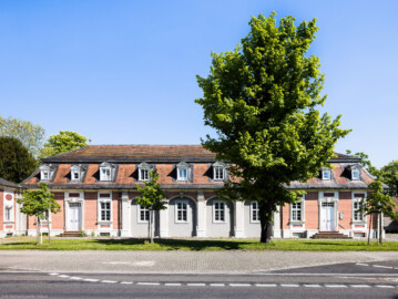 Schloss Bruchsal - Von Außen - Von Westen - Nördlicher Remisenbau - Blick von der Schönbornstraße auf die nördliche Remise (aufgenommen im April 2022, am Nachmittag) Schloss Bruchsal - Von Außen - Von Westen - Nördlicher Remisenbau - Blick von der Schönbornstraße auf die nördliche Remise (aufgenommen im April 2022, am Nachmittag)