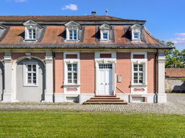 Schloss Bruchsal - Von Außen - Von Westen - Nördlicher Remisenbau - Blick von der Schönbornstraße auf den südlichen Teil der Westfassade der nördlichen Remise (aufgenommen im April 2022, am Nachmittag) Schloss Bruchsal - Von Außen - Von Westen - Nördlicher Remisenbau - Blick von der Schönbornstraße auf den südlichen Teil der Westfassade der nördlichen Remise (aufgenommen im April 2022, am Nachmittag)