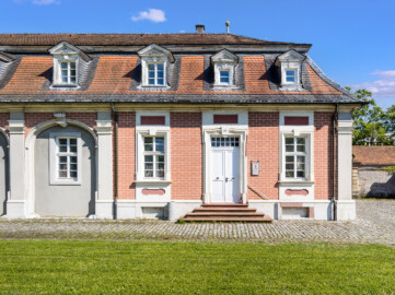 Schloss Bruchsal - Von Außen - Von Westen - Nördlicher Remisenbau - Blick von der Schönbornstraße auf den südlichen Teil der Westfassade der nördlichen Remise (aufgenommen im April 2022, am Nachmittag) Schloss Bruchsal - Von Außen - Von Westen - Nördlicher Remisenbau - Blick von der Schönbornstraße auf den südlichen Teil der Westfassade der nördlichen Remise (aufgenommen im April 2022, am Nachmittag)