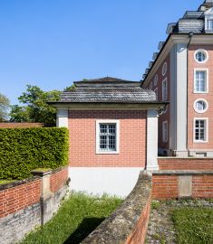 Schloss Bruchsal - Zeughaus / Amtsgericht - Von Westen - Blick von der Schönbornstraße nach Osten auf die Westfassade des Zeughauses, rechts hinten der Kanzleibau (aufgenommen im April 2022, am späten Nachmittag) Schloss Bruchsal - Zeughaus / Amtsgericht - Von Westen - Blick von der Schönbornstraße nach Osten auf die Westfassade des Zeughauses, rechts hinten der Kanzleibau (aufgenommen im April 2022, am späten Nachmittag)