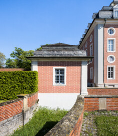Schloss Bruchsal - Zeughaus / Amtsgericht - Von Westen - Blick von der Schönbornstraße nach Osten auf die Westfassade des Zeughauses, rechts hinten der Kanzleibau (aufgenommen im April 2022, am späten Nachmittag) Schloss Bruchsal - Zeughaus / Amtsgericht - Von Westen - Blick von der Schönbornstraße nach Osten auf die Westfassade des Zeughauses, rechts hinten der Kanzleibau (aufgenommen im April 2022, am späten Nachmittag)