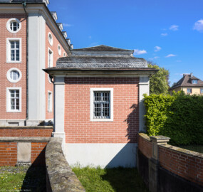 Schloss Bruchsal - Jagdamt / Amtsgericht - Von Westen - Blick von der Schönbornstraße nach Osten auf die Westfassade des Jagdamts, links hinten der Kanzleibau (aufgenommen im April 2022, am späten Nachmittag) Schloss Bruchsal - Jagdamt / Amtsgericht - Von Westen - Blick von der Schönbornstraße nach Osten auf die Westfassade des Jagdamts, links hinten der Kanzleibau (aufgenommen im April 2022, am späten Nachmittag)