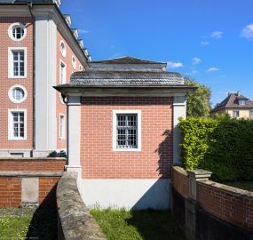 Schloss Bruchsal - Jagdamt / Amtsgericht - Von Westen - Blick von der Schönbornstraße nach Osten auf die Westfassade des Jagdamts, links hinten der Kanzleibau (aufgenommen im April 2022, am späten Nachmittag) Schloss Bruchsal - Jagdamt / Amtsgericht - Von Westen - Blick von der Schönbornstraße nach Osten auf die Westfassade des Jagdamts, links hinten der Kanzleibau (aufgenommen im April 2022, am späten Nachmittag)