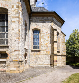 Bruchsal - Peterskirche / St. Peter - Östliches Schiff, Südseite - Von Außen - Von Süden - Blick auf ein zugemauertes gotisches Fenster der gotischen Vorgängerkirche (aufgenommen im Juni 2022, am frühen Nachmittag)