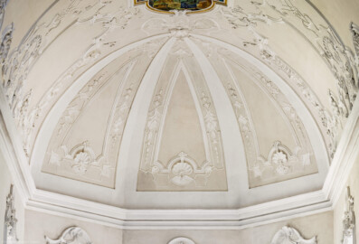 Bruchsal - Peterskirche / St. Peter - Von Innen - Blick in das Gewölbe des östlichen Querschiffs mit den Stuckverzierungen (aufgenommen im Juni 2022, am frühen Nachmittag, nach der Renovierung)