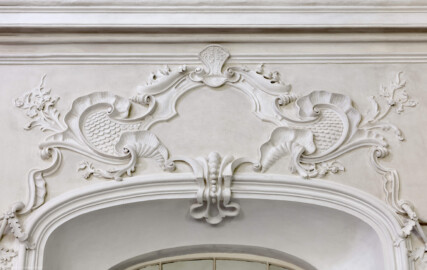 Bruchsal - Peterskirche / St. Peter - Von Innen - Nördliches Längsschiff, Westseite - Stuckarbeit oberhalb des Oratoriums (aufgenommen im Juni 2022, am frühen Nachmittag, nach der Renovierung) Bruchsal - Peterskirche / St. Peter - Von Innen - Nördliches Längsschiff, Westseite - Stuckarbeit oberhalb des Oratoriums (aufgenommen im Juni 2022, am frühen Nachmittag, nach der Renovierung)