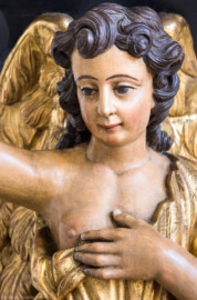 Bruchsal - Peterskirche / St. Peter - Westliches Querschiff, Südseite - Blick auf die Engelsfigur eines Lesepults (aufgenommen im Juni 2022, am Nachmittag, nach der Renovierung) Bruchsal - Peterskirche / St. Peter - Westliches Querschiff, Südseite - Blick auf die Engelsfigur eines Lesepults (aufgenommen im Juni 2022, am Nachmittag, nach der Renovierung)