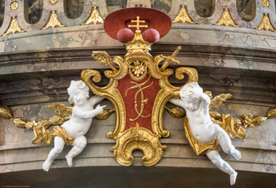 Bruchsal - Peterskirche / St. Peter - Von Innen - Von Süden - Blick vom Nordschiff auf die Front der Empore mit dem Wappen des Kardinals Franz Christoph von Hutten zum Stolzenberg (Empore entworfen von Johann Leonhard Stahl, 1768) (aufgenommen im Juni 2022, am Nachmittag, nach der Renovierung) Bruchsal - Peterskirche / St. Peter - Von Innen - Von Süden - Blick vom Nordschiff auf die Front der Empore mit dem Wappen des Kardinals Franz Christoph von Hutten zum Stolzenberg (Empore entworfen von Johann Leonhard Stahl, 1768) (aufgenommen im Juni 2022, am Nachmittag, nach der Renovierung)