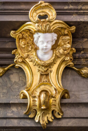 Bruchsal - Peterskirche / St. Peter - Von Innen - Empore, Westseite - Von Süden - Blick vom Nordschiff auf die linke Front der Empore mit einer Kopfkartusche (Empore entworfen von Johann Leonhard Stahl, 1768) (aufgenommen im Juni 2022, am Nachmittag, nach der Renovierung) Bruchsal - Peterskirche / St. Peter - Von Innen - Empore, Westseite - Von Süden - Blick vom Nordschiff auf die linke Front der Empore mit einer Kopfkartusche (Empore entworfen von Johann Leonhard Stahl, 1768) (aufgenommen im Juni 2022, am Nachmittag, nach der Renovierung)