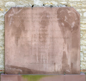 Bruchsal - Peterskirche / St. Peter - Westliches Schiff, Nordseite - Von Außen - Von Norden - Blick auf eine Platte eines Grabdenkmals (Inschrift: "Selig sind die Todten, die im Herrn sterben - Von nun an sollen sie ruhen von ihren Mühen - Denn ihre Werke folgen ihnen nach - Dem - freigiebigen Unterstützer der Armen - u. Nothleidenden - dem eifrigen Tröster der Verlassenen und Kranken, - dem edlen Menschenfreunde, - dem klugen Rathgeber der Bedrängten, - u. dem zärtlichen Vater - setzten - dieses Denkmal inniger Verehrung - u. Liebe - die hinterbliebenen vier Kinder - 1860") (aufgenommen im Juni 2022, am späten Nachmittag) Bruchsal - Peterskirche / St. Peter - Westliches Schiff, Nordseite - Von Außen - Von Norden - Blick auf eine Platte eines Grabdenkmals (Inschrift: "Selig sind die Todten, die im Herrn sterben - Von nun an sollen sie ruhen von ihren Mühen - Denn ihre Werke folgen ihnen nach - Dem - freigiebigen Unterstützer der Armen - u. Nothleidenden - dem eifrigen Tröster der Verlassenen und Kranken, - dem edlen Menschenfreunde, - dem klugen Rathgeber der Bedrängten, - u. dem zärtlichen Vater - setzten - dieses Denkmal inniger Verehrung - u. Liebe - die hinterbliebenen vier Kinder - 1860") (aufgenommen im Juni 2022, am späten Nachmittag)