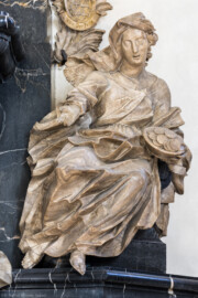Bruchsal - Peterskirche / St. Peter - Östlicher Chorraum -  Von Innen / Von Nordwest - Grabdenkmal für Christoph Franz von Hutten und Philipp Franz Wilderich Nepomuk von Walderdorf - Blick auf die untere rechte Figur, die Allegorie der Mildtätigkeit (Epitaph gefertigt von Stephan Strahl und seinem Sohn Johann Strahl, Plastiken  geschaffen von Joachim Günther) (aufgenommen im Juni 2022, am späten Nachmittag, nach der Renovierung)