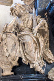 Bruchsal - Peterskirche / St. Peter - Östlicher Chorraum -  Von Innen / Von Nordwest - Grabdenkmal für Christoph Franz von Hutten und Philipp Franz Wilderich Nepomuk von Walderdorf - Blick auf die untere linke Figur, die Allegorie der Gerechtigkeit (Epitaph gefertigt von Stephan Strahl und seinem Sohn Johann Strahl, Plastiken  geschaffen von Joachim Günther) (aufgenommen im Juni 2022, am späten Nachmittag, nach der Renovierung)