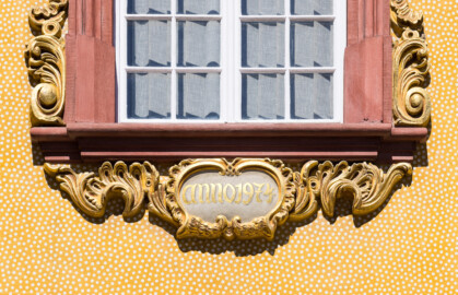 Schloss Bruchsal - Südlicher Verbindungsbau - Von Osten / Hofseite - Blick vom Ehrenhof auf die Kartusche mit der Inschrift "anno 1974" unterhalb des zentralen oberen Fensters (aufgenommen im Juli 2022, am späten Vormittag) Schloss Bruchsal - Südlicher Verbindungsbau - Von Osten / Hofseite - Blick vom Ehrenhof auf die Kartusche mit der Inschrift "anno 1974" unterhalb des zentralen oberen Fensters (aufgenommen im Juli 2022, am späten Vormittag)