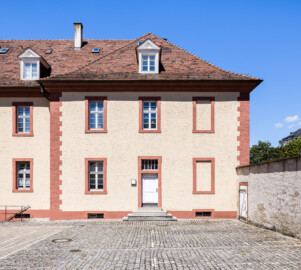 Schloss Bruchsal - Großer Dienerbau / Finanzamt - Von Außen - Mitteltrakt - Von Osten - Blick nach Westen auf den nördlichen Seitenrisalit (aufgenommen im Juli 2022, um die Mittagszeit)