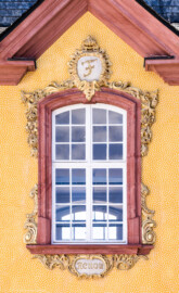 Schloss Bruchsal - Nördlicher Verbindungsbau - Von Westen / Gartenseite - Blick von der Schlossterrasse auf das obere zentrale Fenster; Inschriften der Kartuschen, oben "F", unten "renov." (aufgenommen im Juli 2022, am frühen Nachmittag) Schloss Bruchsal - Nördlicher Verbindungsbau - Von Westen / Gartenseite - Blick von der Schlossterrasse auf das obere zentrale Fenster; Inschriften der Kartuschen, oben "F", unten "renov." (aufgenommen im Juli 2022, am frühen Nachmittag)