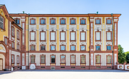 Schloss Bruchsal - Hauptbau / Corps de Logis - Von Außen - Von Norden - Blick auf die Nordfassade des Hauptbaus, links der nördliche Verbindungsbau, rechts die Schlossterrasse (aufgenommen im Juli 2022, am frühen Nachmittag)