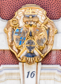 Schloss Bruchsal - Forstamt - Von Westen - Blick von der Schönbornstraße auf das Wappen oberhalb des Eingangs zum Forstamt - Landeswappen des Fürstbistums Speyer zur Regierungszeit des Fürstbischofs Kardinal Damian Hugo Philipp von Schönborn-Buchheim - Linkes Wappen: links oben und rechts unten: Wappen des Bistums Speyer, links unten und rechts oben: Wappen der Fürstpropstei Weissenburg - Rechtes Wappen: persönliches Wappen von Damian Hugo von Schönborn - Mittleres unteres Wappen: zweifaches Deutsch-Ordenskreuz für die Ordensballeien Altenbiesen und Hessen (aufgenommen im Juli 2022, am frühen Nachmittag) Schloss Bruchsal - Forstamt - Von Westen - Blick von der Schönbornstraße auf das Wappen oberhalb des Eingangs zum Forstamt - Landeswappen des Fürstbistums Speyer zur Regierungszeit des Fürstbischofs Kardinal Damian Hugo Philipp von Schönborn-Buchheim - Linkes Wappen: links oben und rechts unten: Wappen des Bistums Speyer, links unten und rechts oben: Wappen der Fürstpropstei Weissenburg - Rechtes Wappen: persönliches Wappen von Damian Hugo von Schönborn - Mittleres unteres Wappen: zweifaches Deutsch-Ordenskreuz für die Ordensballeien Altenbiesen und Hessen (aufgenommen im Juli 2022, am frühen Nachmittag)