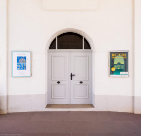 Schloss Bruchsal - Torwachtgebäude / Schlosswachthaus - Durchgang von Schönbornstraße zum Ehrenhof - Von Norden - Blick auf den Eingang zum Südteil des Torwachtgebäudes (aufgenommen im Juli 2022, am frühen Nachmittag) Schloss Bruchsal - Torwachtgebäude / Schlosswachthaus - Durchgang von Schönbornstraße zum Ehrenhof - Von Norden - Blick auf den Eingang zum Südteil des Torwachtgebäudes (aufgenommen im Juli 2022, am frühen Nachmittag)