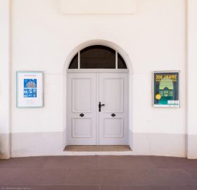 Schloss Bruchsal - Torwachtgebäude / Schlosswachthaus - Durchgang von Schönbornstraße zum Ehrenhof - Von Norden - Blick auf den Eingang zum Südteil des Torwachtgebäudes (aufgenommen im Juli 2022, am frühen Nachmittag) Schloss Bruchsal - Torwachtgebäude / Schlosswachthaus - Durchgang von Schönbornstraße zum Ehrenhof - Von Norden - Blick auf den Eingang zum Südteil des Torwachtgebäudes (aufgenommen im Juli 2022, am frühen Nachmittag)