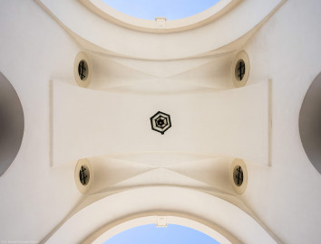 Schloss Bruchsal - Torwachtgebäude / Schlosswachthaus - Durchgang von der Schönbornstraße zum Ehrenhof - Von Unten - Blick vom Boden im Zentrum nach oben in das Gewölbe des Durchgangs (aufgenommen im Juli 2022, am Nachmittag) Schloss Bruchsal - Torwachtgebäude / Schlosswachthaus - Durchgang von der Schönbornstraße zum Ehrenhof - Von Unten - Blick vom Boden im Zentrum nach oben in das Gewölbe des Durchgangs (aufgenommen im Juli 2022, am Nachmittag)