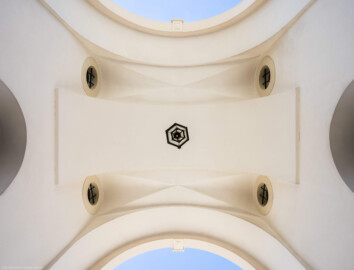 Schloss Bruchsal - Torwachtgebäude / Schlosswachthaus - Durchgang von der Schönbornstraße zum Ehrenhof - Von Unten - Blick vom Boden im Zentrum nach oben in das Gewölbe des Durchgangs (aufgenommen im Juli 2022, am Nachmittag) Schloss Bruchsal - Torwachtgebäude / Schlosswachthaus - Durchgang von der Schönbornstraße zum Ehrenhof - Von Unten - Blick vom Boden im Zentrum nach oben in das Gewölbe des Durchgangs (aufgenommen im Juli 2022, am Nachmittag)