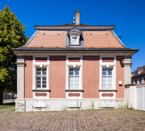 Schloss Bruchsal - Südlicher Remisenbau - Von Außen - Von Süden - Blick auf die Südfassade der Südlichen Remise (aufgenommen im Juli 2022, am Nachmittag) Schloss Bruchsal - Südlicher Remisenbau - Von Außen - Von Süden - Blick auf die Südfassade der Südlichen Remise (aufgenommen im Juli 2022, am Nachmittag)