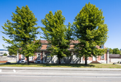 Schloss Bruchsal - Südlicher Remisenbau - Von Außen - Von Westen - Blick von der Schönbornstraße auf die Westfassade der südlichen Remise (aufgenommen im Juli 2022, am Nachmittag)