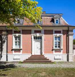 Schloss Bruchsal - Südlicher Remisenbau - Von Außen - Von Westen - Blick von der Schönbornstraße auf den südlichen Teil der Westfassade der südlichen Remise (aufgenommen im Juli 2022, am Nachmittag) Schloss Bruchsal - Südlicher Remisenbau - Von Außen - Von Westen - Blick von der Schönbornstraße auf den südlichen Teil der Westfassade der südlichen Remise (aufgenommen im Juli 2022, am Nachmittag)