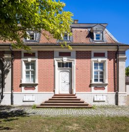 Schloss Bruchsal - Südlicher Remisenbau - Von Außen - Von Westen - Blick von der Schönbornstraße auf den südlichen Teil der Westfassade der südlichen Remise (aufgenommen im Juli 2022, am Nachmittag) Schloss Bruchsal - Südlicher Remisenbau - Von Außen - Von Westen - Blick von der Schönbornstraße auf den südlichen Teil der Westfassade der südlichen Remise (aufgenommen im Juli 2022, am Nachmittag)