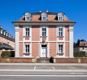Schloss Bruchsal - Forstamt - Von Westen - Blick auf die Westassade des Forstamts, links im Hintergrund der Kanzleibau, davor das Jagdamt (aufgenommen im Juli 2022, am Nachmittag)