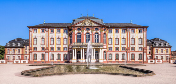 Schloss Bruchsal - Hauptbau / Corps de Logis - Von Außen - Von Westen / Gartenseite - Blick von der Schlossterrasse auf die Westfassaden des Hauptbaus (Mitte), des Kammerflügels (links) und des Kirchenflügels (rechts) (aufgenommen im Juli 2022, am späten Nachmittag) Schloss Bruchsal - Hauptbau / Corps de Logis - Von Außen - Von Westen / Gartenseite - Blick von der Schlossterrasse auf die Westfassaden des Hauptbaus (Mitte), des Kammerflügels (links) und des Kirchenflügels (rechts) (aufgenommen im Juli 2022, am späten Nachmittag)