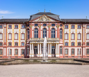 Schloss Bruchsal - Hauptbau / Corps de Logis - Von Außen - Von Westen / Gartenseite - Blick von der Schlossterrasse auf die Westfassade und den Mittelrisalit des Hauptbaus (aufgenommen im Juli 2022, am späten Nachmittag) Schloss Bruchsal - Hauptbau / Corps de Logis - Von Außen - Von Westen / Gartenseite - Blick von der Schlossterrasse auf die Westfassade und den Mittelrisalit des Hauptbaus (aufgenommen im Juli 2022, am späten Nachmittag)