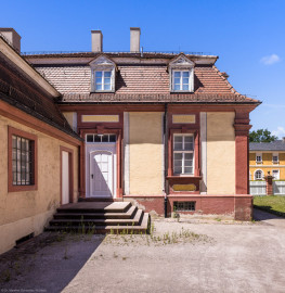 Schloss Bruchsal - Hofapotheke - Von außen - Von Osten - Blick auf die Ostfassade mit dem Eingang zur Hofapotheke, links die Hofsattlerei, rechts im Hintergrund die Südliche Orangerie (aufgenommen im Juli 2022, am frühen Nachmittag) Schloss Bruchsal - Hofapotheke - Von außen - Von Osten - Blick auf die Ostfassade mit dem Eingang zur Hofapotheke, links die Hofsattlerei, rechts im Hintergrund die Südliche Orangerie (aufgenommen im Juli 2022, am frühen Nachmittag)