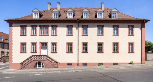 Schloss Bruchsal - Großer Dienerbau / Finanzamt - Südlicher Seitentrakt, Südfassade - Von Außen - Von Süden - Blick von der Styrumstraße auf die Südfassade, links die Schönbornstraße, ganz links das Landhospital (aufgenommen im Juli 2022, am frühen Nachmittag)