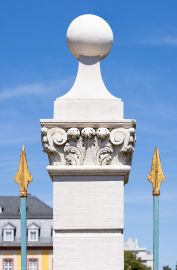 Schloss Bruchsal - Ehrenhof - Südliches Tor, Pfosten links des westlichen Torpfostens, Südseite - Blick auf einen Pfosten mit einem Kapitell (aufgenommen im Juli 2022, am Nachmittag) Schloss Bruchsal - Ehrenhof - Südliches Tor, Pfosten links des westlichen Torpfostens, Südseite - Blick auf einen Pfosten mit einem Kapitell (aufgenommen im Juli 2022, am Nachmittag)