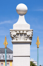 Schloss Bruchsal - Ehrenhof - Südliches Tor, Pfosten links des westlichen Torpfostens, Südseite - Blick auf einen Pfosten mit einem Kapitell (aufgenommen im Juli 2022, am Nachmittag) Schloss Bruchsal - Ehrenhof - Südliches Tor, Pfosten links des westlichen Torpfostens, Südseite - Blick auf einen Pfosten mit einem Kapitell (aufgenommen im Juli 2022, am Nachmittag)