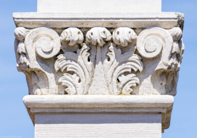 Schloss Bruchsal - Ehrenhof - Südliches Tor, Pfosten links des westlichen Torpfostens, Südseite - Blick auf das Kapitell eines Pfostens (aufgenommen im Juli 2022, am Nachmittag) Schloss Bruchsal - Ehrenhof - Südliches Tor, Pfosten links des westlichen Torpfostens, Südseite - Blick auf das Kapitell eines Pfostens (aufgenommen im Juli 2022, am Nachmittag)