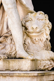 Schloss Bruchsal - Schlossgarten - Hauptachse, Südseite, 4. Skulptur von Osten - Löwe (unten) der Skulptur "Die Erde" aus dem Skulpturenensemble "Vier Elemente" (Kopie von Hans Volker Dursy; Original gehauen 1761 von Joachim Günther, befindet sich im Gartensaal des Hauptbaus) (aufgenommen im Juli 2022, am Nachmittag) Schloss Bruchsal - Schlossgarten - Hauptachse, Südseite, 4. Skulptur von Osten - Löwe (unten) der Skulptur "Die Erde" aus dem Skulpturenensemble "Vier Elemente" (Kopie von Hans Volker Dursy; Original gehauen 1761 von Joachim Günther, befindet sich im Gartensaal des Hauptbaus) (aufgenommen im Juli 2022, am Nachmittag)