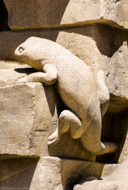 Schloss Bruchsal - Schlossgarten - Hauptachse, Nordseite, 4. Skulptur von Osten - Echsenartige Figur (links unten) der Skulptur "Das Feuer" aus dem Skulpturenensemble "Vier Elemente" (Kopie von Hans Volker Dursy; Original gehauen 1761 von Joachim Günther, befindet sich im Gartensaal des Hauptbaus) (aufgenommen im Juli 2022, am Nachmittag) Schloss Bruchsal - Schlossgarten - Hauptachse, Nordseite, 4. Skulptur von Osten - Echsenartige Figur (links unten) der Skulptur "Das Feuer" aus dem Skulpturenensemble "Vier Elemente" (Kopie von Hans Volker Dursy; Original gehauen 1761 von Joachim Günther, befindet sich im Gartensaal des Hauptbaus) (aufgenommen im Juli 2022, am Nachmittag)