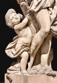 Schloss Bruchsal - Garten - Hauptachse, Nordseite, 1. Skulptur von Osten - Kindliche Figur links unten der Skulptur "Der Sommer" aus dem Skulpturenensemble "Vier Jahreszeiten" (Kopie; Original gehauen 1759 von Joachim Günther, befindet sich im Harvard Art Museum / Fogg Museum) (aufgenommen im Juli 2022, am Nachmittag) Schloss Bruchsal - Garten - Hauptachse, Nordseite, 1. Skulptur von Osten - Kindliche Figur links unten der Skulptur "Der Sommer" aus dem Skulpturenensemble "Vier Jahreszeiten" (Kopie; Original gehauen 1759 von Joachim Günther, befindet sich im Harvard Art Museum / Fogg Museum) (aufgenommen im Juli 2022, am Nachmittag)