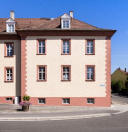 Schloss Bruchsal - Großer Dienerbau / Finanzamt - Südlicher Seitenrisalit - Von Außen - Von Westen - Blick von der Schönbornstraße auf die Westfassade des südlichen Seitenrisalits, rechts die Styrumstraße (aufgenommen im Juli 2022, am späten Nachmittag)