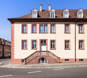 Schloss Bruchsal - Großer Dienerbau / Finanzamt - Südlicher Seitentrakt, Südfassade - Von Außen - Von Süden - Blick von der Styrumstraße auf den westlichen Teil der Südfassade, links die Schönbornstraße, ganz links das Landhospital (aufgenommen im Juli 2022, am späten Nachmittag) Schloss Bruchsal - Großer Dienerbau / Finanzamt - Südlicher Seitentrakt, Südfassade - Von Außen - Von Süden - Blick von der Styrumstraße auf den westlichen Teil der Südfassade, links die Schönbornstraße, ganz links das Landhospital (aufgenommen im Juli 2022, am späten Nachmittag)