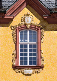 Schloss Bruchsal - Südlicher Verbindungsbau - Von Westen / Gartenseite - Blick vom Durchgang zur Terrasse auf das obere zentrale Fenster des Verbindungsbaus; Inschriften der Kartuschen, oben "F C", unten "Reconst." (aufgenommen im Juli 2022, am späten Nachmittag) Schloss Bruchsal - Südlicher Verbindungsbau - Von Westen / Gartenseite - Blick vom Durchgang zur Terrasse auf das obere zentrale Fenster des Verbindungsbaus; Inschriften der Kartuschen, oben "F C", unten "Reconst." (aufgenommen im Juli 2022, am späten Nachmittag)