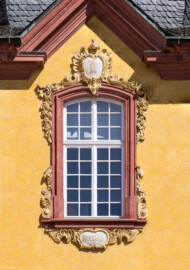 Schloss Bruchsal - Südlicher Verbindungsbau - Von Westen / Gartenseite - Blick vom Durchgang zur Terrasse auf das obere zentrale Fenster des Verbindungsbaus; Inschriften der Kartuschen, oben "F C", unten "Reconst." (aufgenommen im Juli 2022, am späten Nachmittag) Schloss Bruchsal - Südlicher Verbindungsbau - Von Westen / Gartenseite - Blick vom Durchgang zur Terrasse auf das obere zentrale Fenster des Verbindungsbaus; Inschriften der Kartuschen, oben "F C", unten "Reconst." (aufgenommen im Juli 2022, am späten Nachmittag)