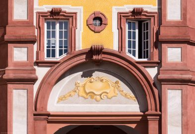 Schloss Bruchsal - Südlicher Verbindungsbau - Von Westen / Gartenseite - Blick vom Durchgang zur Terrasse auf das Bogenfeld mit einer Kartusche oberhalb des Durchgangs zum Ehrenhof (aufgenommen im Juli 2022, am späten Nachmittag) Schloss Bruchsal - Südlicher Verbindungsbau - Von Westen / Gartenseite - Blick vom Durchgang zur Terrasse auf das Bogenfeld mit einer Kartusche oberhalb des Durchgangs zum Ehrenhof (aufgenommen im Juli 2022, am späten Nachmittag)